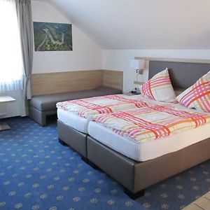Zimmer mit Kingsize-Bett